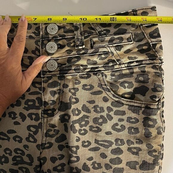 Almost Famous Women's Leopard Mid-Rise Skinny Jeans sz 9 - Picture 14 of 16